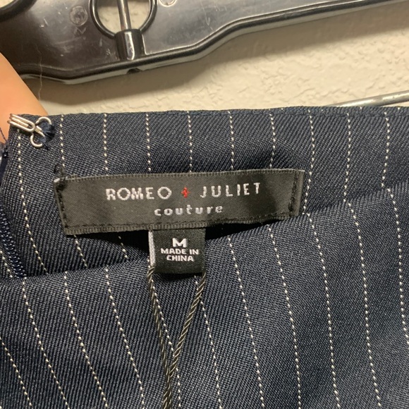 Romeo & Juliet Couture Navy Pinstripe Mini Skirt Size Medium NWT - Picture 2 of 4